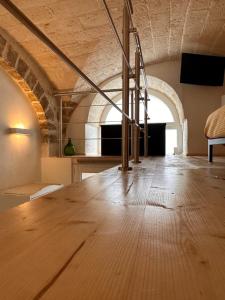 巴里L'Antica Dimora in Centro的一间铺有木地板并设有楼梯的大客房。