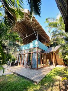 爱妮岛布科海滩度假村的茅草屋顶房屋 - 带天井