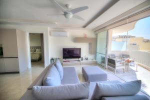 克伦蒂Seaside apartment in the heart of Xlendi Gozo的带沙发和电视的客厅
