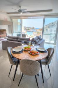 克伦蒂Seaside apartment in the heart of Xlendi Gozo的一间带桌椅和沙发的用餐室