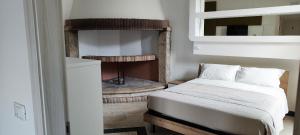拉奎拉Il Querceto Delle Marine的一间卧室设有一张床和一个壁炉