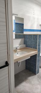 拉奎拉Il Querceto Delle Marine的浴室设有水槽和蓝色瓷砖