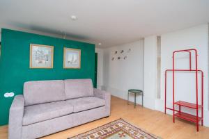 马托西纽什CASA RIETSCH的带沙发和绿色墙壁的客厅