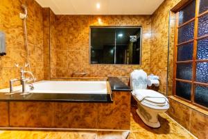 高雄I HI Sanduo Travel Hotel的带浴缸和卫生间的浴室。