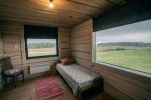 Kotkapesa的小房间设有床和窗户