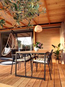 德拉格Zen Zone Premium Mobile Home的一间带桌椅的用餐室