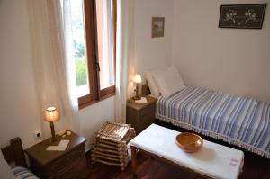 美噶拉阿西娜别墅的一间小卧室,配有床和窗户