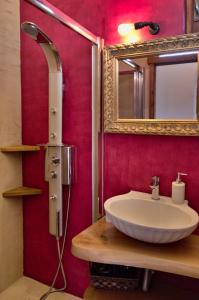 美噶拉阿西娜别墅的一间带水槽和镜子的浴室