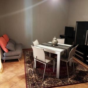伊莫拉La Cueva的客厅配有白色的桌子和椅子