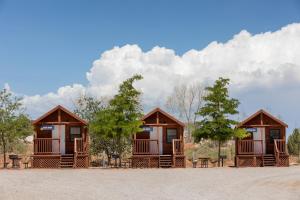 摩押Sun Outdoors Canyonlands Gateway的一组配有桌子和树木的小屋