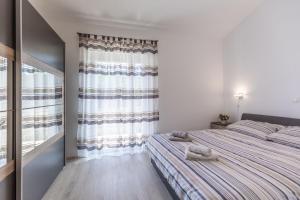 维尔Ana Maria的一间卧室设有两张床和窗户。