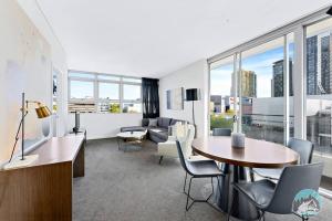 悉尼Aircabin - Chatswood - Walk to station - 2 Beds Apt的客厅配有桌椅和沙发