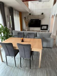 Los TomillaresVILLA TOMILLARES的客厅配有木桌和沙发