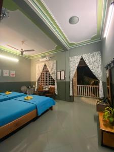 Ðông Tác (1)Trại Hoa Vàng Homestay at Tuy Hòa Phú Yên的一间卧室配有蓝色的床和壁炉