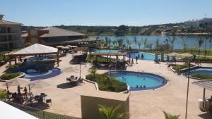 卡达斯诺瓦斯Ilhas do Lago Eco Resort的游泳池的顶部景色,水体