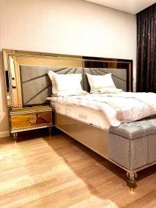 伊斯坦布尔Skyland İstanbul + 42 plus的一间卧室设有一张大床,铺有木地板