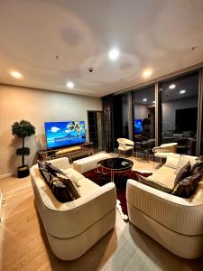 伊斯坦布尔Skyland İstanbul + 42 plus的客厅配有2张白色沙发和1台平面电视
