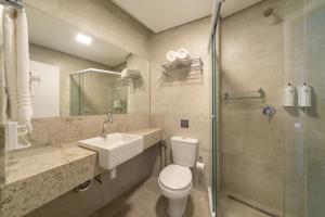 里奥格兰德Hotel Laghetto Rio Grande的浴室配有卫生间、盥洗盆和淋浴。