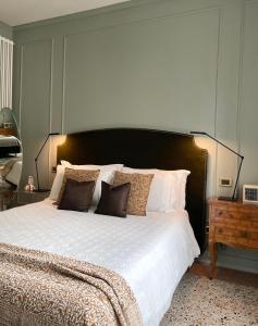 梅斯特科伦坡住宿加早餐酒店的卧室配有一张带白色床单和枕头的大床。