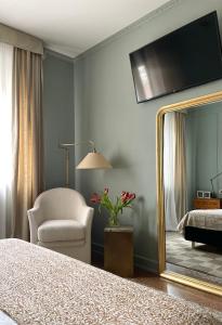 梅斯特科伦坡住宿加早餐酒店的一间卧室配有镜子、椅子和一张床