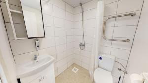 约赫维Kivi Apartments的白色的浴室设有卫生间和水槽。