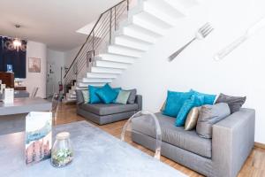 米兰Città Studi Suites - Top Collection的带沙发和楼梯的客厅