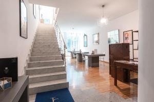 米兰Città Studi Suites - Top Collection的配有桌椅的楼梯