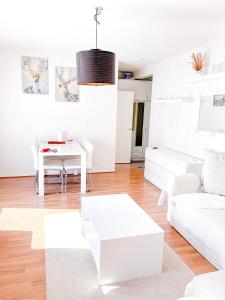 科特卡Ilona Apartments -"Home Away From Home"的客厅配有白色的沙发和桌子