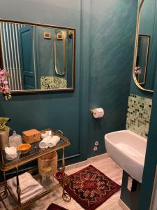 梅斯特科伦坡住宿加早餐酒店的蓝色的浴室设有水槽和浴缸。