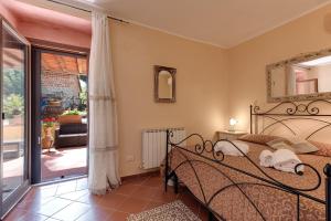 梅里托Villa Poggio Di Gaville的一间卧室设有一张床和一个滑动玻璃门