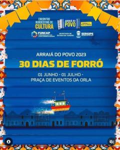 阿拉卡茹Pousada Casa da Vovó - Sua casa pertinho da Praia的海报,用于在水面上与船一起演唱会