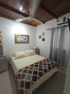 卡塔赫纳Casa 39-33的一间卧室设有一张床和天花板