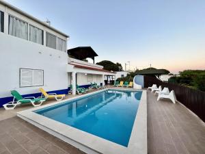 塔维拉Tavira Vila Formosa 3 With Pool by Homing的房屋前的游泳池