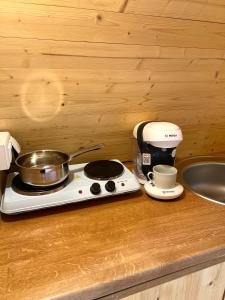 塞博登Gold Camping Seeboden的厨房柜台配有带锅子的炉灶