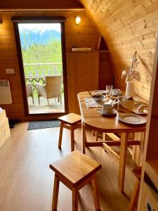 塞博登Gold Camping Seeboden的一间带桌子和窗户的用餐室