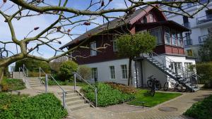 赛巴特班森kleiner Seehof - FeWo 01的前面有楼梯的房子