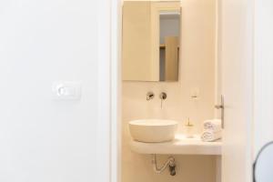 费拉泡泡树酒店 的浴室设有白色水槽和镜子