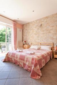 卡萨诺韦Malpensa Garden的一间卧室设有一张床和砖墙