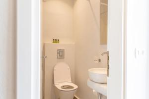 费拉泡泡树酒店 的白色的浴室设有卫生间和水槽。