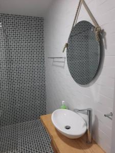 孔波尔塔Sado House 2的一间带水槽、淋浴和镜子的浴室