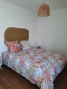 孔波尔塔Sado House 2的一张床上,床上有毯子和枕头