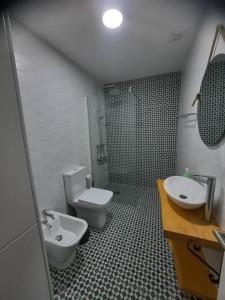 孔波尔塔Sado House 2的浴室配有白色卫生间和盥洗盆。