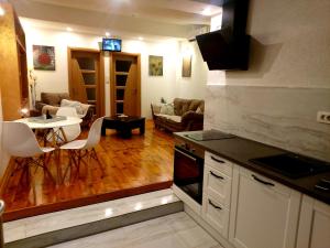 采蒂涅Apartmani vuk的厨房以及带桌椅的起居室。