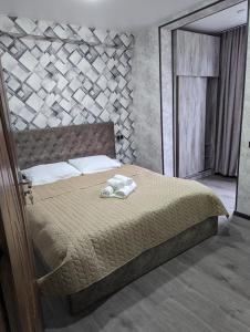 博尔若米Gari's apartment next to Borjomi Central Park的一间卧室配有一张石墙床