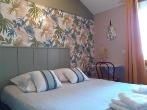 Le Bois de Cisecontact hôtel Le Temps Perdu的一间卧室配有一张带两个枕头的床