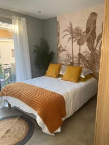 卡西斯Le Best à Cassis,Top emplacement,Parking,double balcon的一间卧室配有一张带黄色枕头的大床