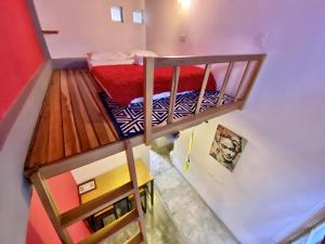 圣玛尔塔Imagine hostel的一间小房间,配有双层床和楼梯