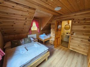 布莱德Koča na Taležu的小木屋内一间卧室,配有一张床