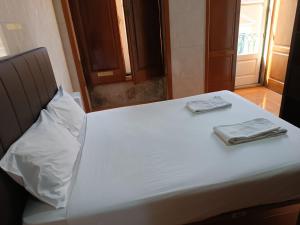 波尔图Flores Apartment的床上摆有两件餐具的床
