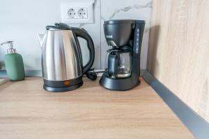 布加勒斯特Your New and Modern Home的厨房里的2个咖啡壶